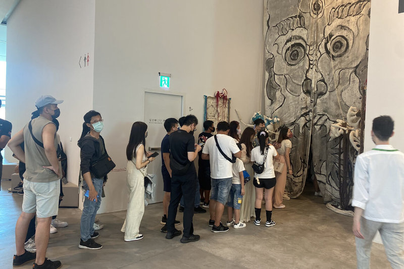 台南市美術館舉辦「亞洲的地獄與幽魂」展,26日為開展第2天,仍吸引大批參觀人潮,館方調整參觀動線,引導民眾看展。(台南市美術館提供)中央社記者楊思瑞台南傳真 111年6月26日