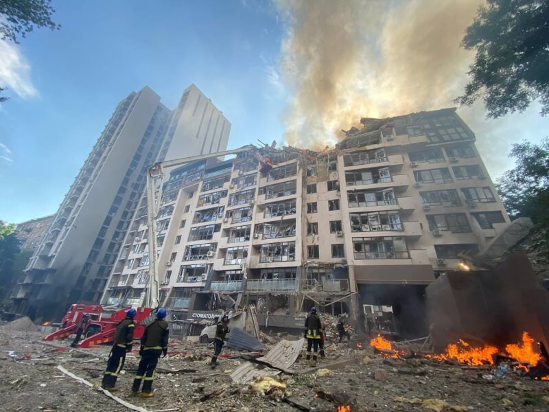 基輔市區一棟建築26日遭飛彈擊中釀1死5傷。（圖取自facebook.com/MNS.GOV.UA）