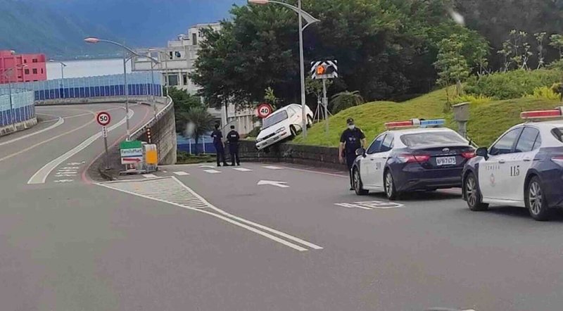 花蓮一輛自小客車卡在七星潭大橋旁的曼波園區的邊坡上,經過的民眾拍下照片貼在網路社群,引發網友討論。(花蓮縣警察局提供)中央社記者李先鳳傳真 111年6月26日