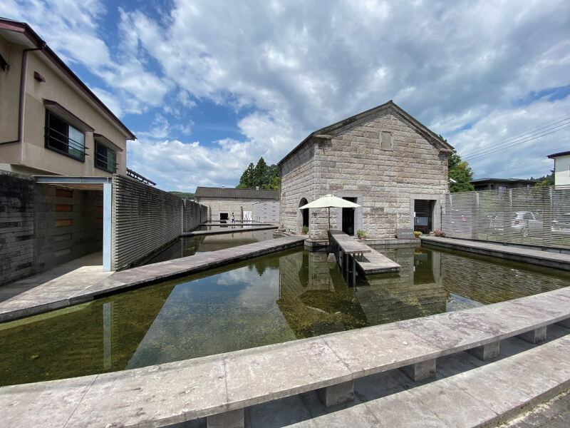 位於栃木那須的石之美術館，是由舊石材倉庫改造而成，因為預算吃緊，反而激發建築師隈研吾更多精彩創意。（圓神出版社提供）