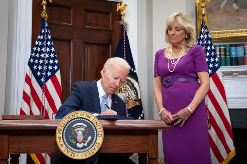 美國總統拜登（左）25日將數十年來第一項重大的聯邦槍械安全法案簽署為法律。右為美國第一夫人吉兒拜登。（圖取自facebook.com/POTUS）