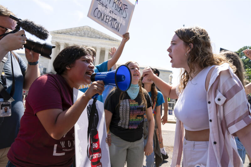 反墮胎權人士（左）25日在美國最高法院外與支持墮胎權的示威者爭論。（美聯社）