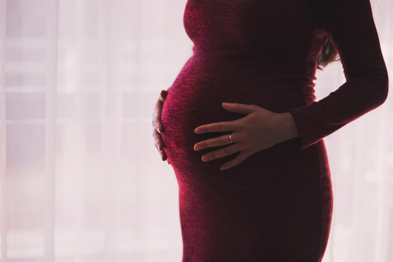 日本婦女若要墮胎必須取得配偶同意，人工流產手術僅限懷孕未滿22週。（示意圖／圖取自Unsplash圖庫）