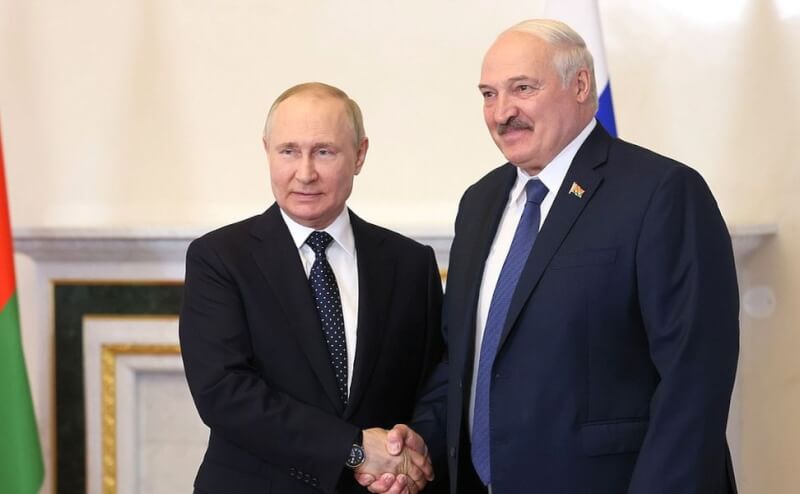 俄羅斯總統蒲亭（左）25日接見白俄羅斯總統魯卡申柯（右）時表示，未來幾個月內將運交可搭載核彈頭飛彈予白俄羅斯。（圖取自克里姆林宮網頁kremlin.ru）