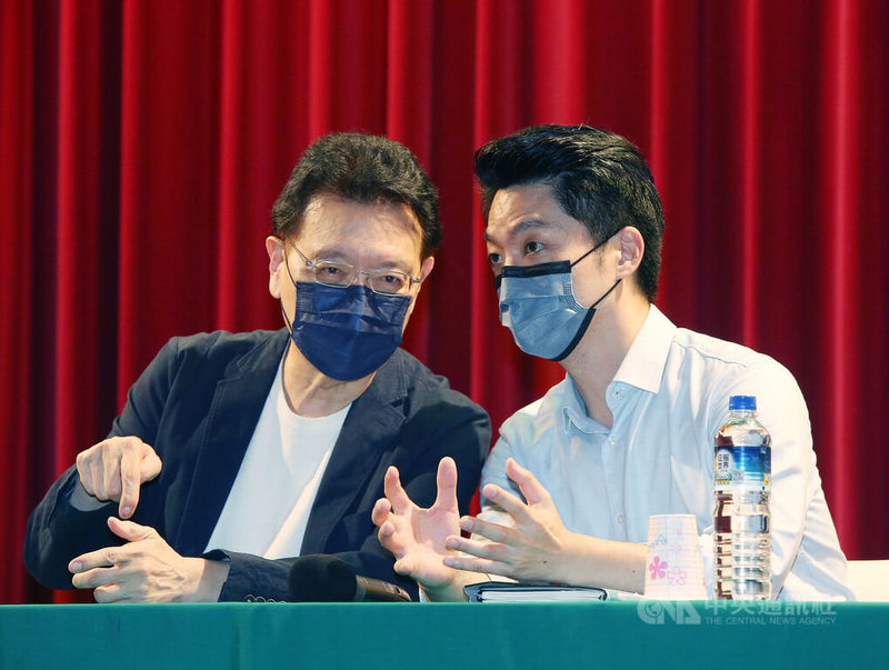 國民黨台北市黨部攜手中廣新聞網推出新節目「Team Taipei聽台北」,將由國民黨台北市長參選人蔣萬安(右)和台北市議員們一起「聽市民說台北」,中廣董事長趙少康(左)、蔣萬安27日出席記者會為節目宣傳。中央社記者郭日曉攝 111年6月27日