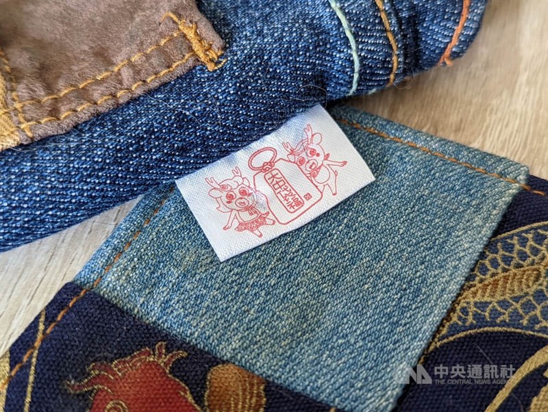 台中沙鹿區清潔隊班長陳蕭芬最初讓隊員將舊衣服縫成環保手提袋、環保杯袋,當成公所、社區活動時的宣導品,後來大受歡迎,更發展成「大中袋福」註冊商標。中央社記者張雄風攝 111年6月27日