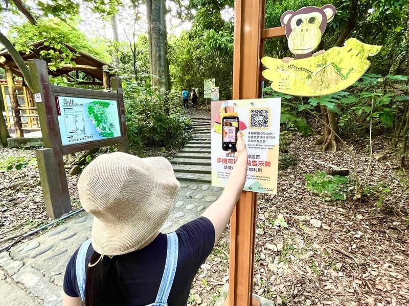 高雄市觀光局在壽山主要登山步道加強通訊,並以標示牌告知民眾通訊點位置,民眾在登山入口處只要掃瞄QR code,就能知道多達61處的通訊點。(高雄市政府提供)中央社記者曾以寧傳真 111年6月27日