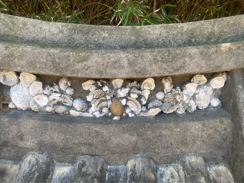 桃園市新屋區笨港里迷你土地公廟雖然規模不大,但因在廟上有鑲嵌貝殼而得名「貝殼土地公」,已有百年歷史,也彰顯笨港里居民鄰近海洋,就地取材貝殼裝飾土地公廟的生活習性,。(桃園市議員陳睿生提供)中央社記者吳睿騏桃園傳真 111年6月27日