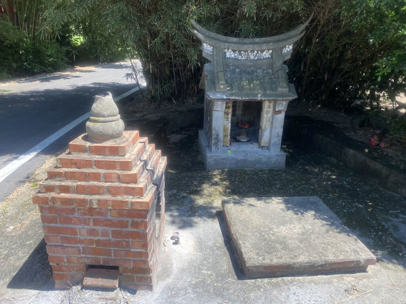 桃園市新屋區笨港里一處具有百年歷史的貝殼土地公廟,近日遭人毀損,警方調閱監視畫面找出涉案營業貨運曳引車,駕駛坦承不慎撞到土地公廟,後續將由里長代理求償事宜。圖為毁損前樣貌。(桃園市警局楊梅分局提供)中央社記者吳睿騏桃園傳真 111年6月27日