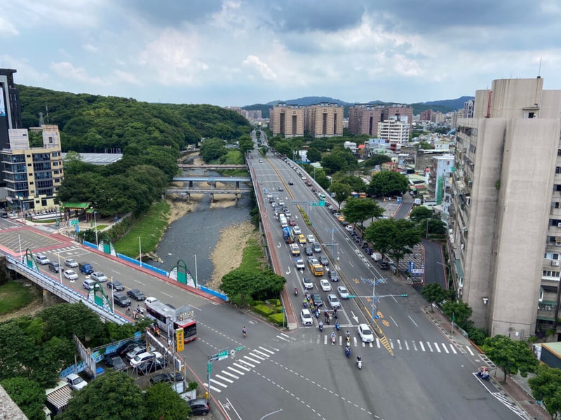 桃園市警局27日表示,桃園區成功路與三民路口建置「多功能科技執法示範場域」完成測試驗收,7月1日起啟用16處科技執法設備,希望導正民眾駕駛習慣,降低各類交通事故發生。(桃園市警局交通警察大隊提供)中央社記者吳睿騏桃園傳真 111年6月27日