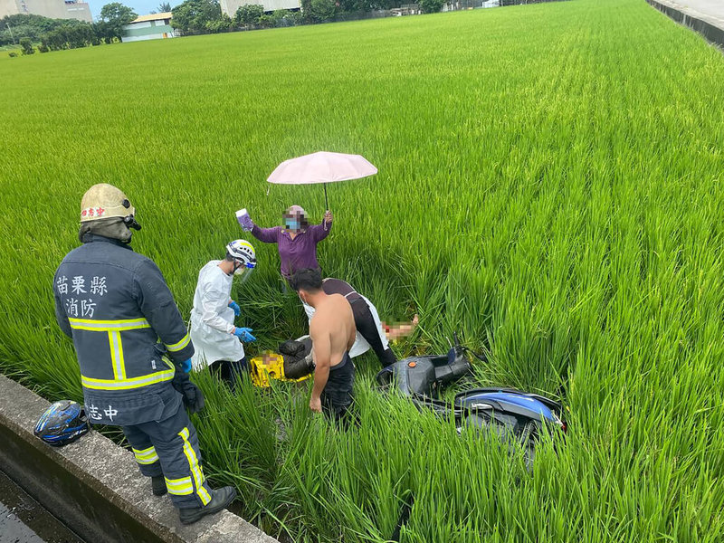 苗栗縣台61線94公里竹南路段旁側車道與一處產業路口,27日發生小貨車與機車碰撞事故,騎士人車彈飛摔入田間,左腳疑似骨折送醫。(民眾提供)中央社記者管瑞平傳真 111年6月27日