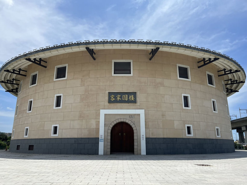 苗栗縣政府27日表示,位於苗栗縣高鐵站旁的客家圓樓,將轉型為「台灣客家八音戲曲推廣中心」,已訂定未來3大營運主軸,7月1日起閉館裝修。中央社記者管瑞平攝 111年6月27日
