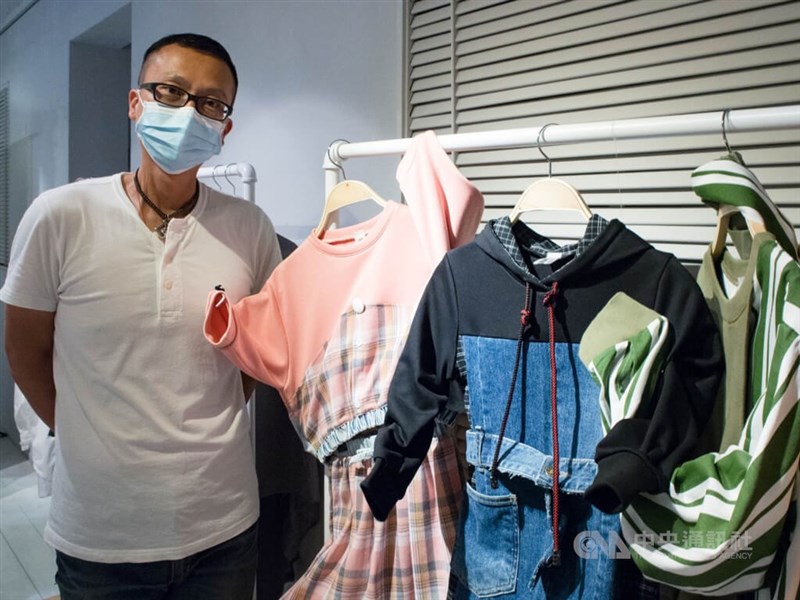 設計師王彥熙分享自己如何重新打造女兒與妻子的「舊衣變新衣」，像是太太不穿的襯衫或是T恤，經過重新組合之後會變成女兒的休閒衣褲。中央社記者張雄風攝 111年6月27日