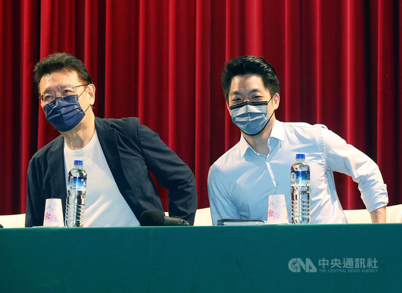 國民黨台北市黨部攜手中廣新聞網推出新節目「Team Taipei聽台北」,將由國民黨台北市長參選人蔣萬安(右)和台北市議員們一起「聽市民說台北」,27日舉辦起跑記者會,蔣萬安與中廣董事長趙少康(左)等出席。中央社記者郭日曉攝 111年6月27日