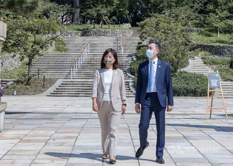 民進黨徵召新竹市長林智堅(右)轉戰桃園市長、竹市副市長沈慧虹(左)參選新竹市長,兩人27日同框表示,希望能藉由「智慧連線、桃竹實現」,讓桃竹生活都可以更好。中央社記者郭宣彣攝 111年6月27日