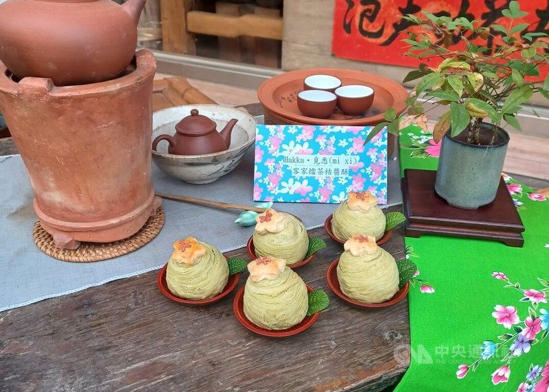 弘光科技大學食品科技系學生蕭宇翔參加全國線上餐飲大賽,用客家擂茶、桔醬做中式點心。中央社記者趙麗妍攝 111年6月27日