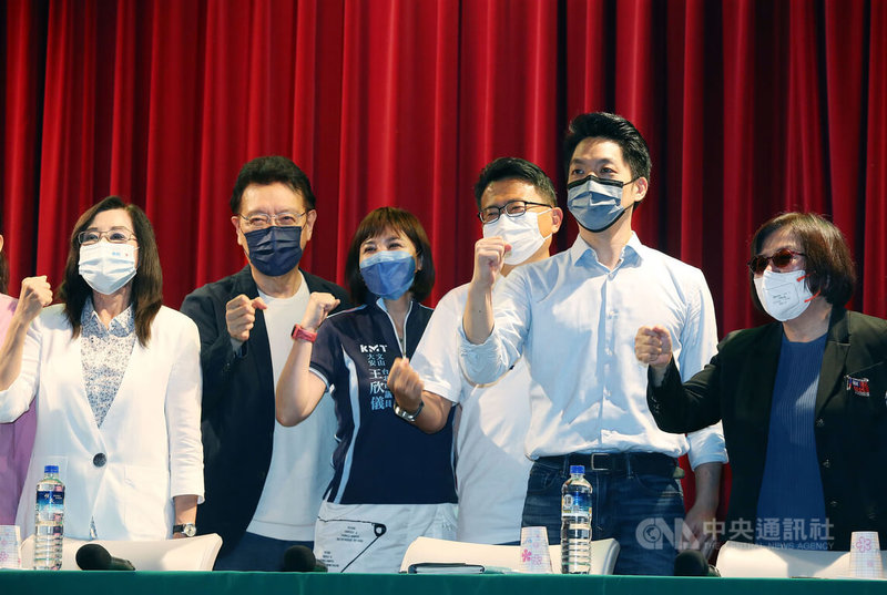 國民黨台北市黨部攜手中廣新聞網推出新節目「Team Taipei聽台北」,將由國民黨台北市長參選人蔣萬安(右2)和台北市議員們一起「聽市民說台北」,中廣董事長趙少康(左2)、市黨部主委黃呂錦茹(右)等人27日為節目宣傳造勢。中央社記者郭日曉攝 111年6月27日