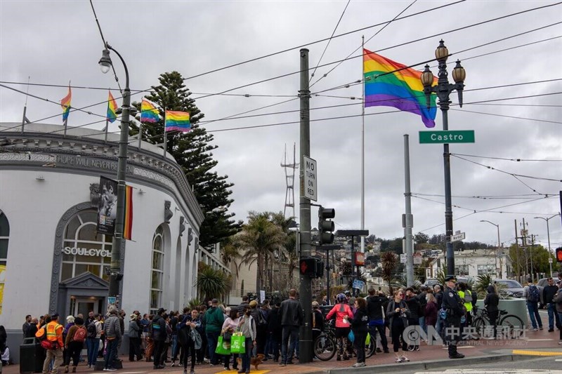 舊金山卡斯楚社區友善LGBTQ,從1970年代起是美國同志運動的重要根據地,地標是空中飄揚的巨幅彩虹旗。圖攝於111年3月27日。中央社記者周世惠舊金山攝 111年6月27日