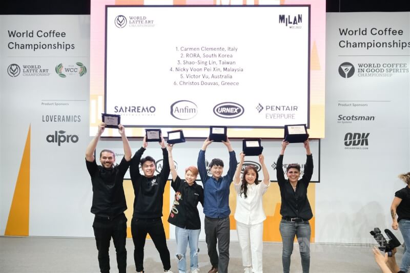 台灣拉花選手林紹興（右3）參加在米蘭舉辦的世界咖啡冠軍賽，以卓越的拉花技術，榮獲拿鐵藝術項目第3名。（取自大賽官網）中央社記者黃雅詩傳真 111年6月26日