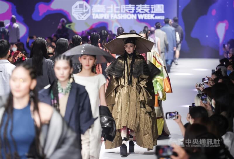 2022台北時裝週AW22開幕秀以永續機能時尚為主題，由文化部媒合6個設計師品牌與6家台灣紡織廠，不只推廣服裝設計，也支持在地產業。中央社記者張新偉攝　111年3月24日