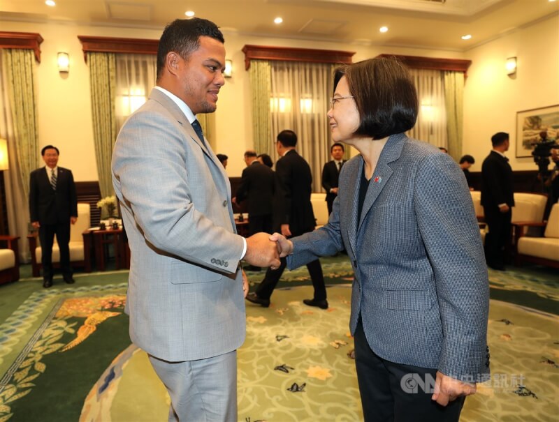 圖為2019年總統蔡英文(右)在總統府接見吐瓦魯國外交部長柯飛(左)。中央社記者張皓安攝 2019年11月20日
