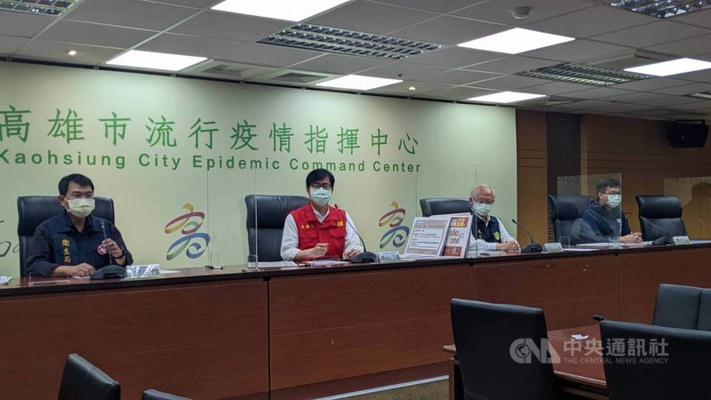 高雄市長陳其邁(左2)27日在防疫記者會指出,從國外經驗來看,秋冬流行可能會以Omicron亞型變異株BA.4、BA.5為主,目前正嚴密觀察是否會跟流感有同時間、2種以上病毒感染情況。中央社記者曾以寧攝 111年6月27日