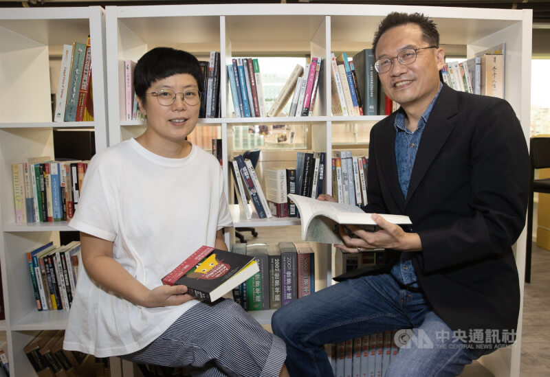 飛地書店店長張潔平（左），受邀參加中央社好Pod節目「文化普拉斯」，和主持人邱祖胤（右）分享她接手西門町獨立書店，打造「飛地」的過程。中央社記者謝佳璋攝 111年6月20日