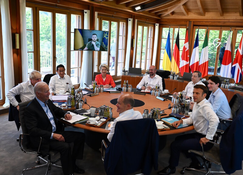 圖為G7領袖27日與烏克蘭總統澤倫斯基（螢幕中）進行近兩小時的視訊會議。（圖取自twitter.com/vonderleyen）