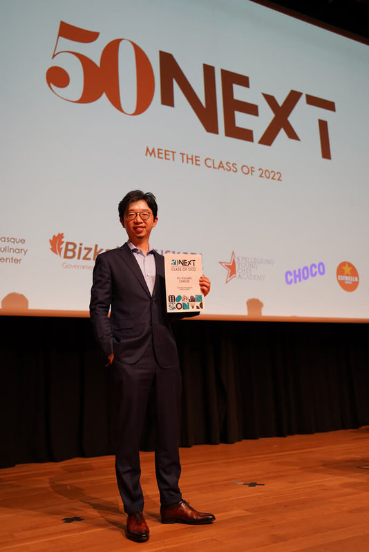 鄭畬軒獲得「世界50最佳餐廳」頒發「未來50餐飲人獎」的「先鋒創造者」獎,並與獎狀合影。(Yu Chocolatier畬室提供)中央社記者胡家綺馬德里傳真 111年6月27日