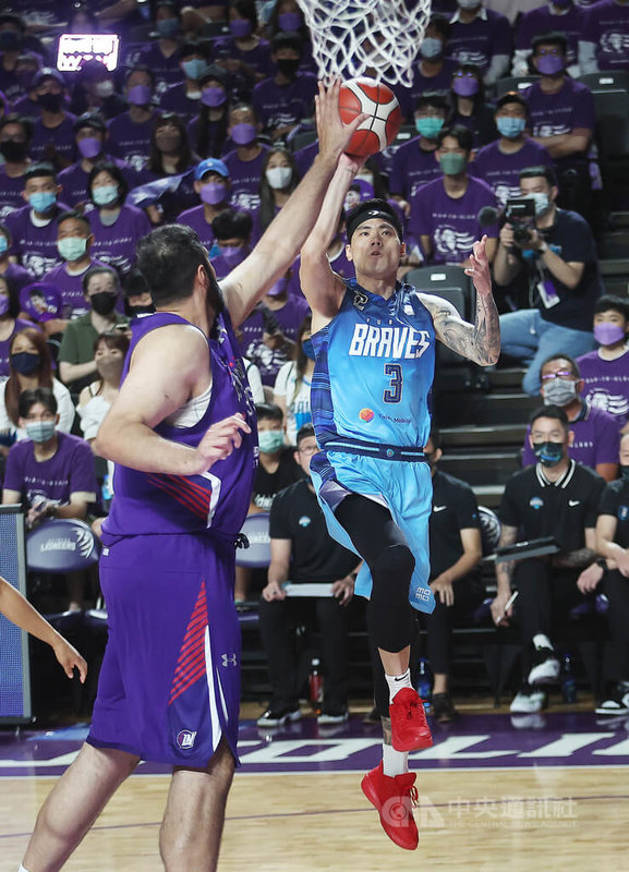 台灣職籃聯盟P. LEAGUE+(簡稱PLG)27日在新竹縣立體育館進行總冠軍賽第5戰,台北富邦勇士隊對上新竹街口攻城獅隊。勇士張宗憲(持球者)強攻禁區搶分。中央社記者張新偉攝 111年6月27日
