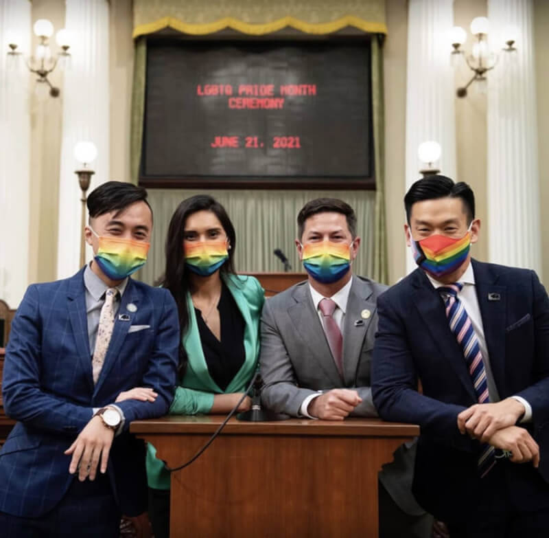 加州議會80位眾議員中，目前共有8位公開LGBTQ身分的立法者，相當於十分之一的力量合縱連橫LGBTQ立法，其中包括羅達倫（右）與李天明（左）兩位亞裔議員。 （李天明辦公室提供）中央社記者周世惠舊金山傳真 111年6月27日