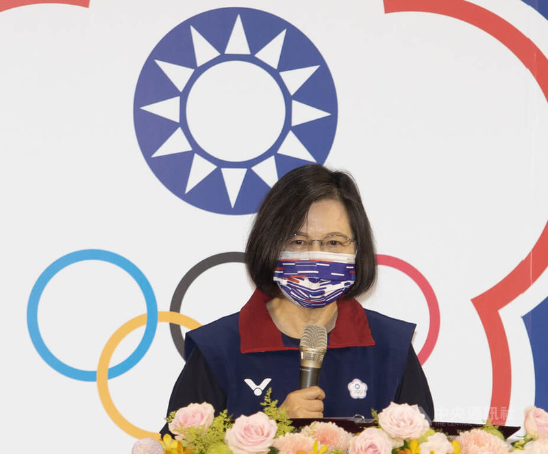 總統蔡英文(圖)27日為第11屆伯明罕世界運動會代表團授旗並致贈加菜金,她期盼選手都能在賽場上挑戰自我、全力以赴,取得最高的榮耀。中央社記者謝佳璋攝 111年6月27日