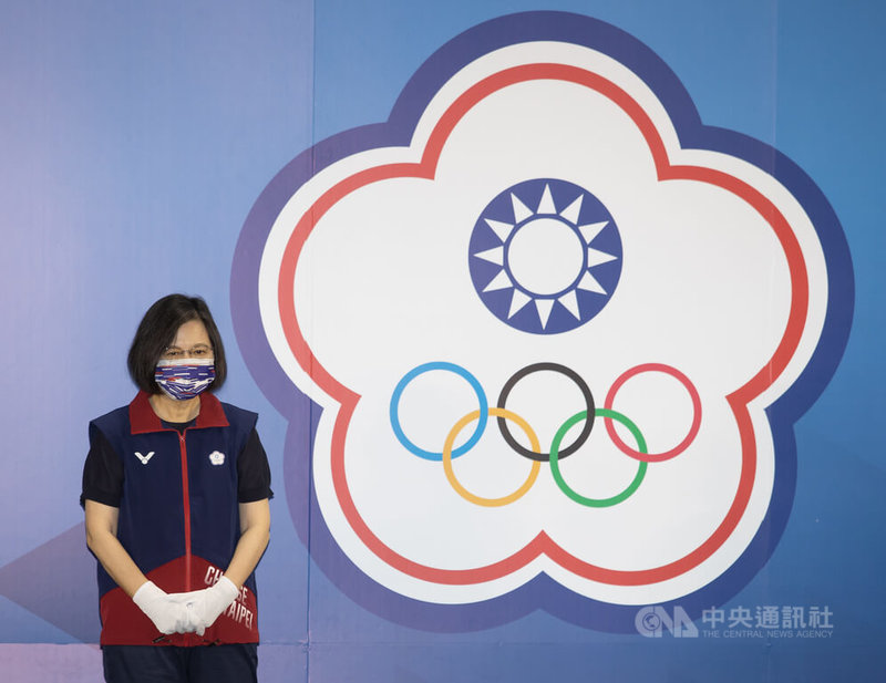 「2022年第11屆伯明罕世界運動會」代表團授旗典禮27日在體育署舉行,總統蔡英文(圖)致詞表示,她授旗幫大家加油,相信代表團已經做了最充足準備,將在世界賽場上發光發亮。中央社記者謝佳璋攝 111年6月27日
