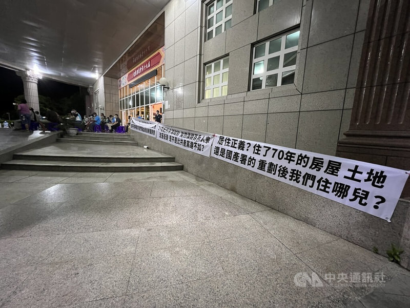 台東市康樂地區在國立史前文化博物館前方廣達72.9公頃土地,由業者自辦市地重劃,當地近百戶租或占用國有地居住的民眾憂心無家可歸,27日晚間成立自救會,捍衛權益。中央社記者盧太城台東攝 111年6月28日