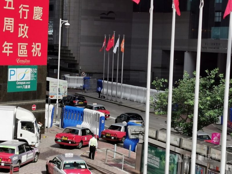 香港回歸25週年慶典舉行在即，中國國家主席習近平將會出席，目前香港全城加強保安戒備；圖為慶典舉辦場地會展一帶，警方放置了大量水馬（灌水障礙物），以防衝擊。中央社記者張謙香港攝 111年6月28日