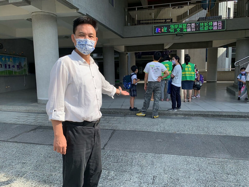 台中市政府宣布國小及公立幼兒園暑期原定各項課程及活動以半天辦理為原則,但民進黨籍議員張耀中(前)28日接獲家長陳情,該政策造成家長接送困難,學校、才藝班也無法安排完整課程,呼籲市府檢討政策。(張耀中提供)中央社記者趙麗妍傳真 111年6月28日