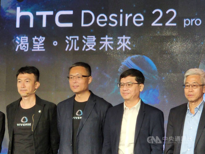 宏達電於HTC新品發布體驗會上宣布跨界合作共同打造VIVERSE元宇宙世界，圖（左二）為HTC亞太區總經理黃昭穎。中央社記者江明晏攝  111年6月28日