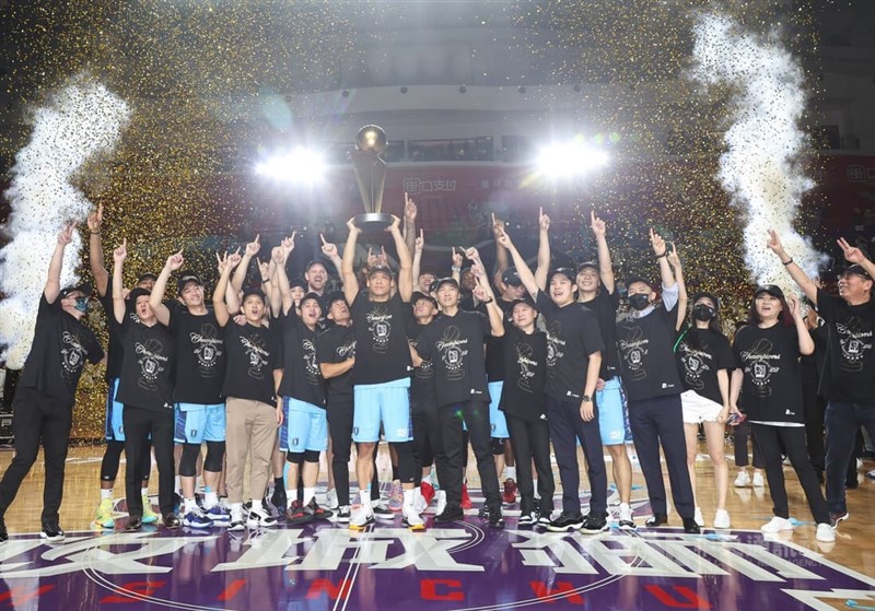 台灣職業籃球聯盟P. LEAGUE+(簡稱PLG)總冠軍系列賽第5戰,台北富邦勇士隊27日以108比104擊敗新竹街口攻城獅隊,系列賽以4比1封王,完成2連霸。勇士球員林志傑代表舉起冠軍獎座合影。中央社記者張新偉攝 111年6月27日
