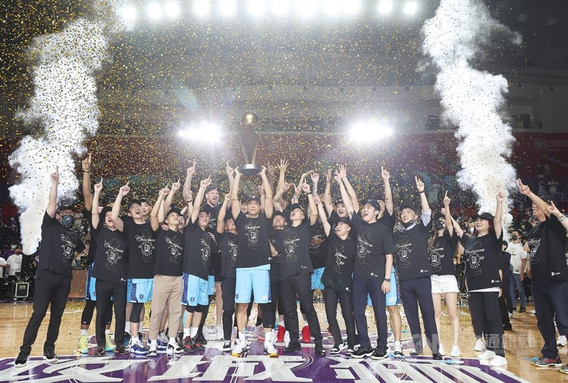 台灣職籃聯盟P. LEAGUE+ 台北富邦勇士隊27日總冠軍戰第5戰以108比104擊敗新竹街口攻城獅隊,系列賽以4比1封王,完成2連霸。賽後全隊開心拿著冠軍獎座合影留念,頒獎典禮上噴起金箔海,慶祝奪冠。中央社記者張新偉攝 111年6月27日