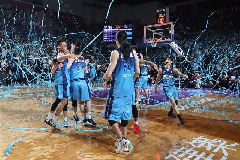 台灣職籃聯盟P. LEAGUE+(簡稱PLG)27日在新竹縣立體育館進行總冠軍賽第5戰,台北富邦勇士隊以108比104擊退新竹街口攻城獅隊,系列賽以4比1勝出,完成2連霸。中央社記者張新偉攝 111年6月27日
