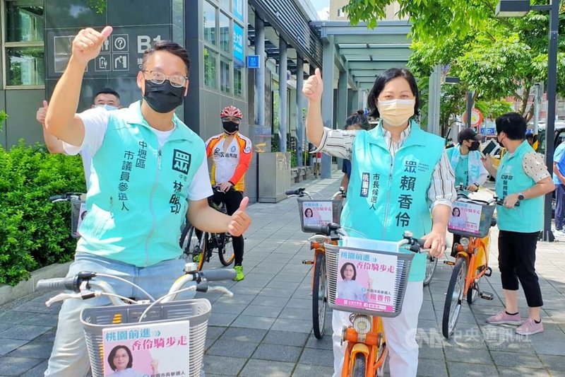 台灣民眾黨桃園市長參選人賴香伶(前右)28日上午與同黨市議員參選人林昭印(前左)從機場捷運A21環北站騎YouBike沿著機捷延伸線到中壢火車站,透過民眾最常使用的交通工具,檢視中壢區的交通問題。中央社記者吳睿騏桃園攝 111年6月28日
