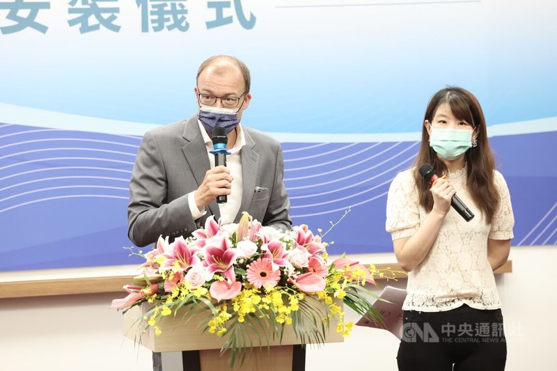 哥本哈根基礎建設基金(CIP)彰芳暨西島離岸風電計畫與世紀集團28日舉行記者會,共同宣告亞洲最大首兩座9.5MW本土生產水下基礎正式完工,彰芳暨西島離岸風電計畫執行長Dennis Sanou(左)出席致詞。中央社記者趙世勳攝 111年6月28日