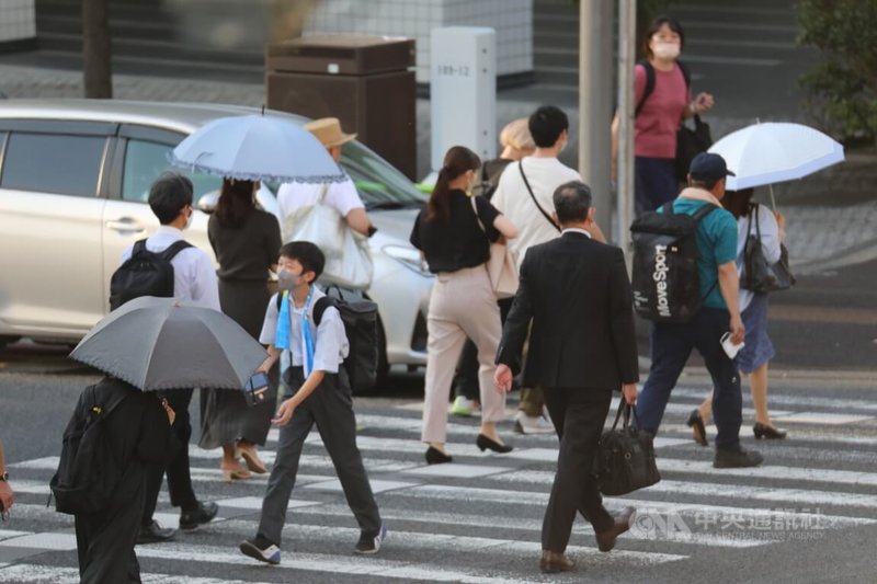 日本28日有100處觀測到氣溫逾攝氏35度（猛暑日），東京市中心連4天猛暑日。上週（6月20至26日）日本中暑送醫者4551人，創6月單月新高紀錄。中央社記者楊明珠東京攝  111年6月28日