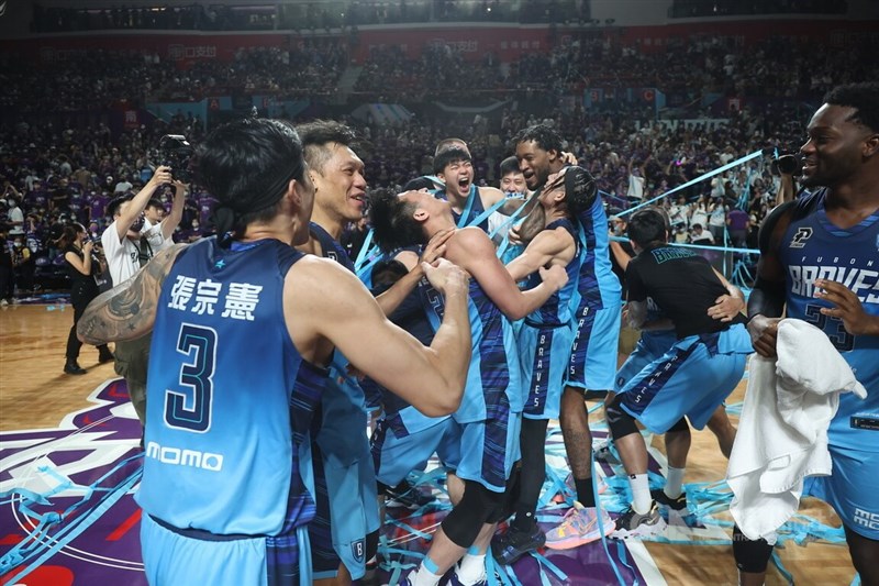 台灣職業籃球聯盟P. LEAGUE+(PLG)27日進行總冠軍賽第5戰,台北富邦勇士隊最終以108比104擊退新竹街口攻城獅隊,完成2連霸。賽後勇士球員在場中互相擁抱致意。中央社記者張新偉攝 111年6月27日