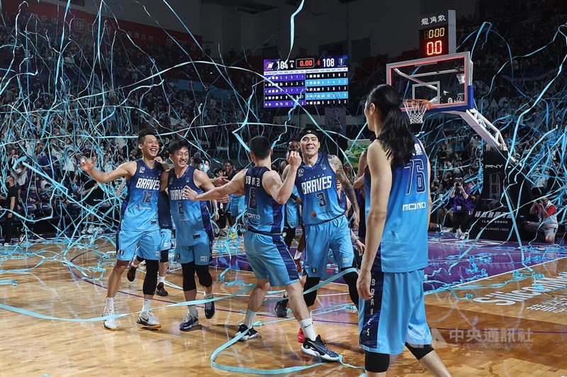 P. LEAGUE+台北富邦勇士隊27日在總冠軍戰第5戰以108比104擊退新竹街口攻城獅隊,系列賽以4比1勝出,完成2連霸。賽後場邊拋下藍色彩帶慶祝。中央社記者張新偉攝 111年6月27日
