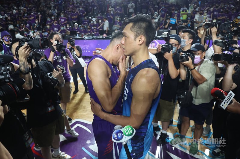 台灣職業籃球聯盟P. LEAGUE+台北富邦勇士隊27日總冠軍戰第5戰以108比104擊敗新竹街口攻城獅隊,系列賽以4比1勝出,完成2連霸。賽後攻城獅郭少傑(中左)難過,勇士林志傑(中右)上前安慰。中央社記者張新偉攝 111年6月27日