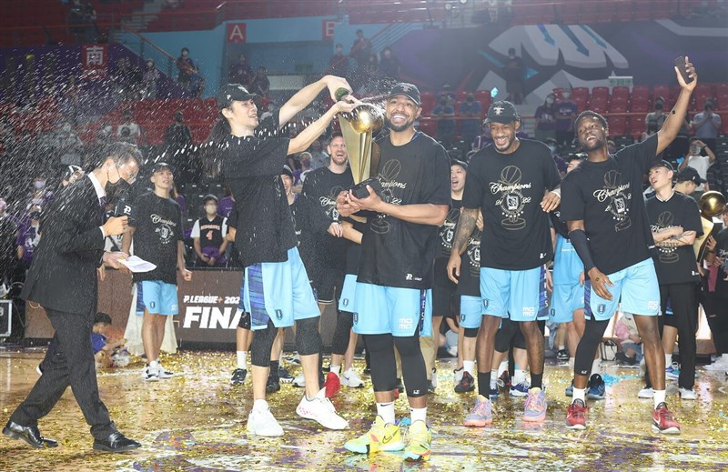 台灣職籃P. LEAGUE+(簡稱PLG)台北富邦勇士隊27日總冠軍賽第5戰靠著洋將辛特力、林志傑合力攻下68分,以108比104擊敗新竹街口攻城獅隊,完成2連霸。洋將辛特力(Michael Singletary)(前中)也拿下總冠軍戰MVP,遭隊友噴香檳慶祝。中央社記者張新偉攝 111年6月27日