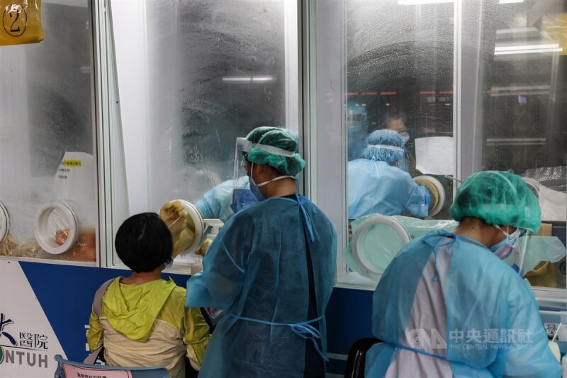 國內28日新增4萬4379例COVID-19本土病例。圖為民眾15日前往台北市台大醫院設立的篩檢站做PCR採檢。（中央社檔案照片）