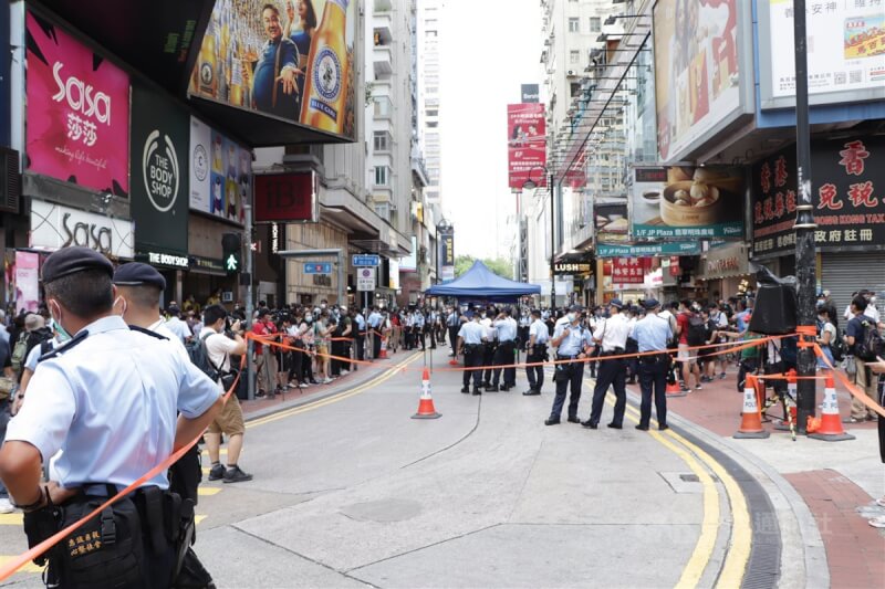 圖為去年7月1日香港主權轉移24週年，警方在港島銅鑼灣一帶高度戒備防範前兩年「反送中」運動的示威暴動捲土重來。 （中央社檔案照片）