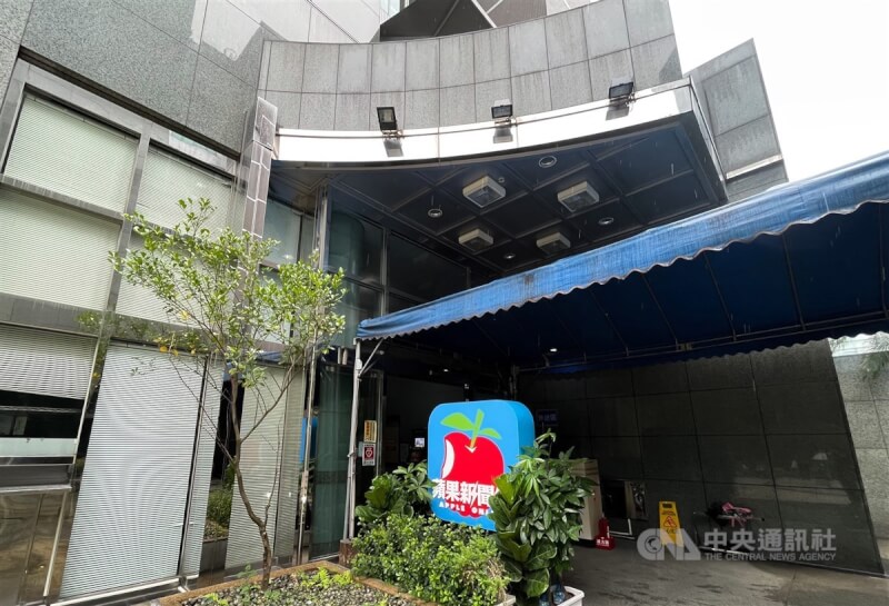 台灣蘋果新聞網交易案至今沒進度，經濟部官員表示，尚未收到買方潘杰賢的交易申請案。圖為蘋果新聞網位於內湖辦公大樓大門外觀。（中央社檔案照片）